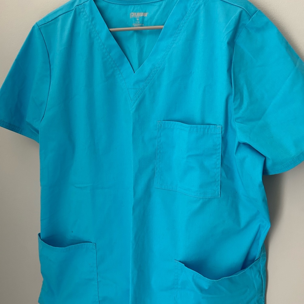 Scrub top with pockets
